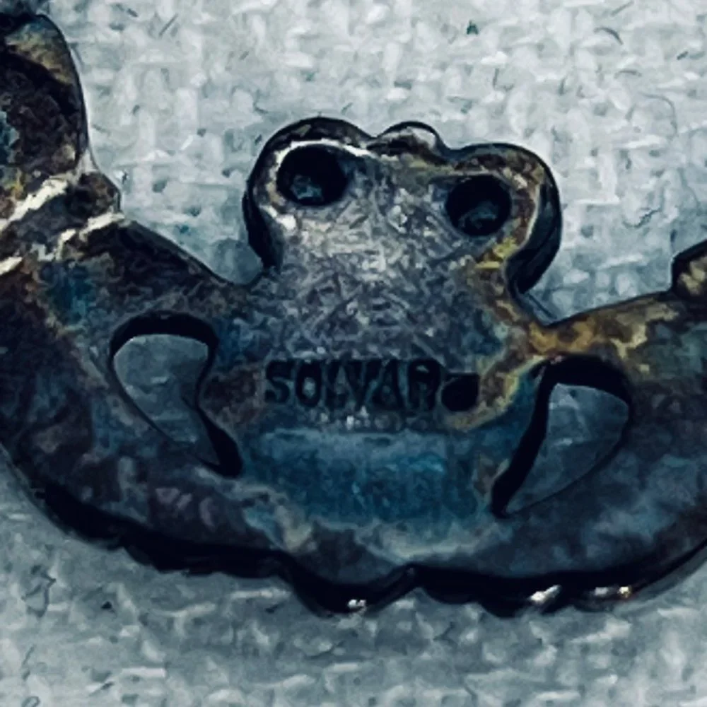 Sol d'or Silver Tone Claddagh Brooch - Picture 4 of 7